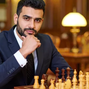 Şahmat taxtası qarşısında poza verən kişi – Liderlik və sakitlik