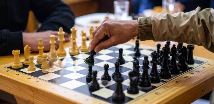 Taxtadakı əllər və fiqurlar – Hərəkət zamanı